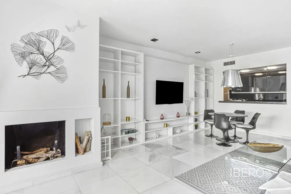 Σαλόνι; τζάκι, πλακάκια, φυσικό φως, μοντέρνο στυλ