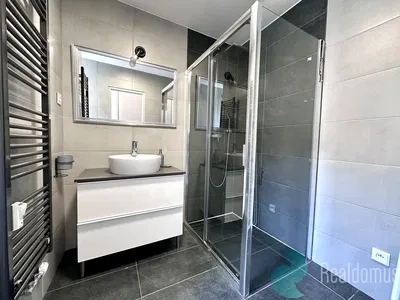 Bagno; pavimento in piastrelle, ristrutturato, luce naturale, stile moderno