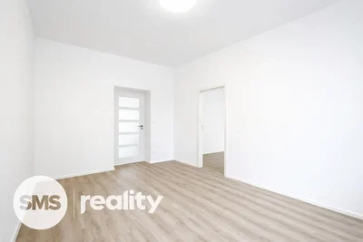 Schlafzimmer; holzboden, tageslicht, renoviert
