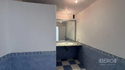 Toilette; fliesenboden, tageslicht