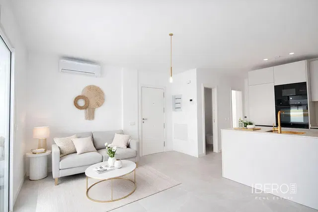 Wohnzimmer; tageslicht, moderner stil, renoviert