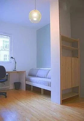 Camera da letto; luce naturale, pavimento in legno