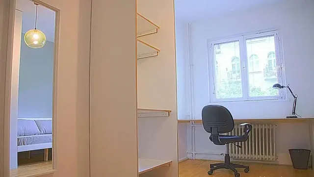 Slaapkamer; uitzicht, houten vloer, natuurlijk licht