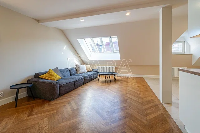 Soggiorno; pavimento in legno, luce naturale