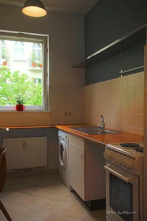 Cuisine; vue, carrelage, lumière naturelle