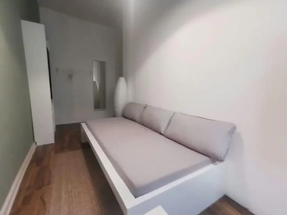 Schlafzimmer; holzboden, tageslicht