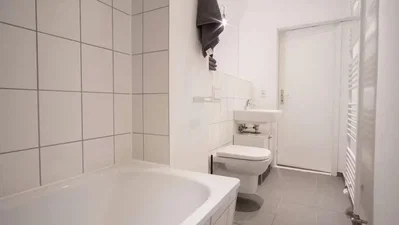 Badkamer; tegelvloer, natuurlijk licht