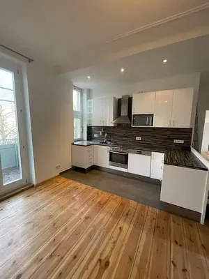 Cucina; elettrodomestici, pavimento in legno, luce naturale