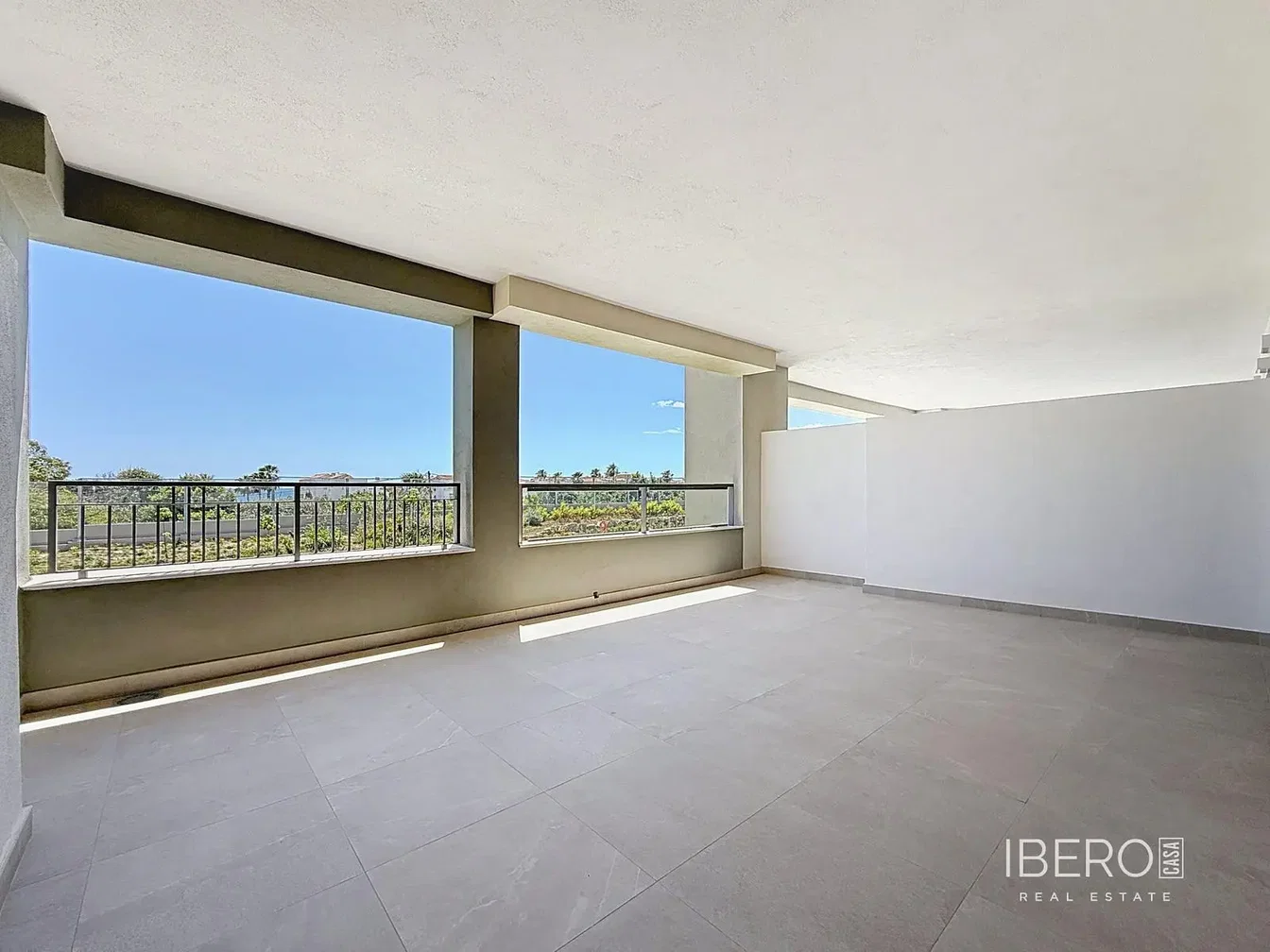 Terrasse; vue, carrelage, lumière naturelle