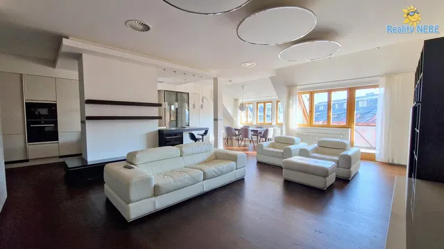 Soggiorno; elettrodomestici, luce naturale, stile moderno, pavimento in legno