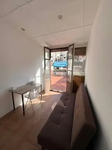 Woonkamer; uitzicht, tegelvloer, natuurlijk licht