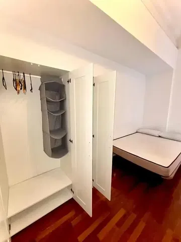 Camera da letto; pavimento in legno