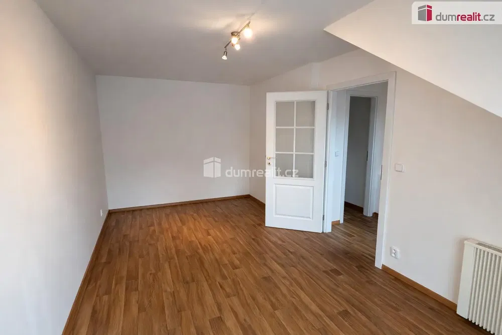 Camera da letto; pavimento in legno, luce naturale