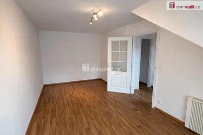Camera da letto; pavimento in legno, luce naturale