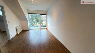 Soggiorno; vista, pavimento in legno, luce naturale