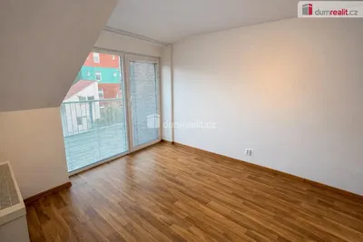 Soggiorno; vista, pavimento in legno, luce naturale