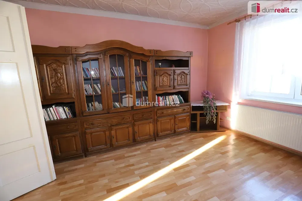 Schlafzimmer; holzboden, tageslicht
