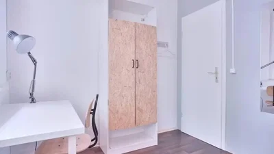 Schlafzimmer; holzboden, tageslicht