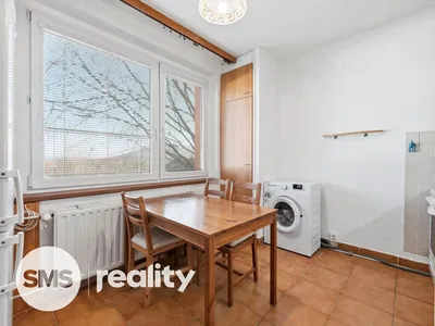 Keuken; tegelvloer, uitzicht