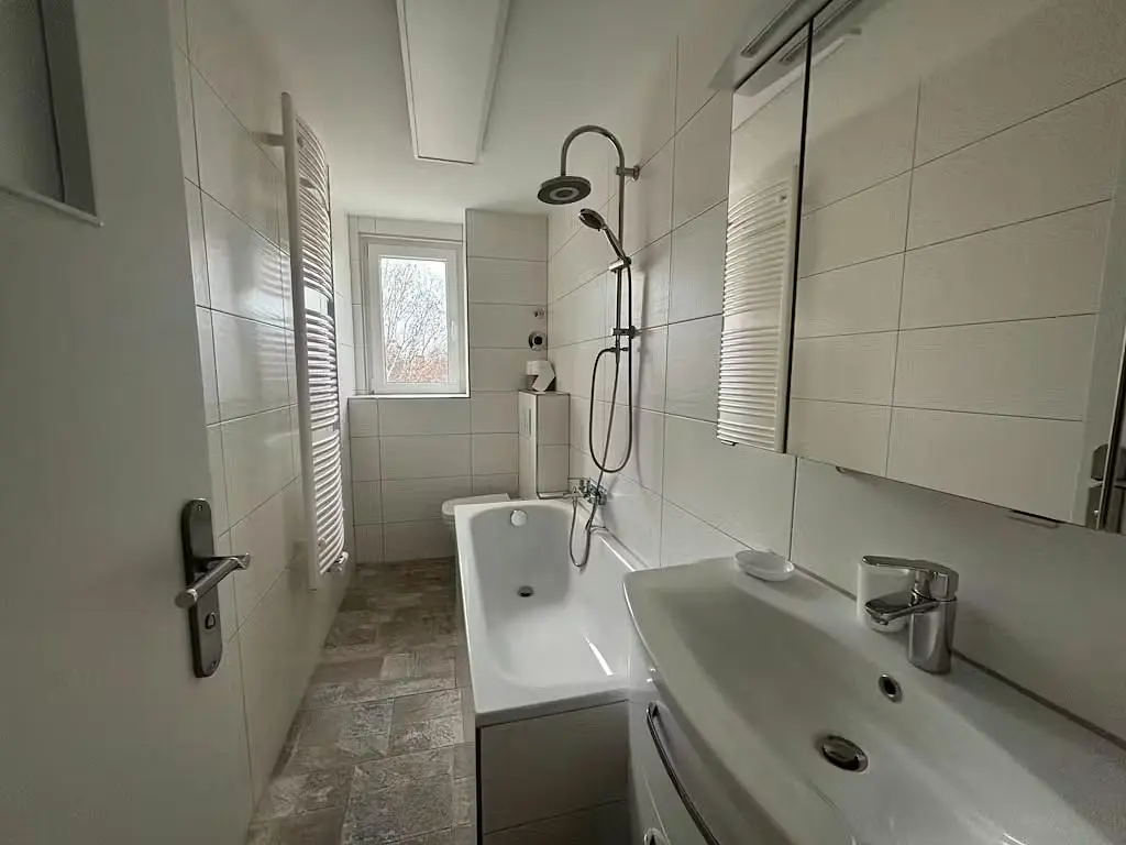 Badezimmer; fliesenboden, tageslicht, renoviert