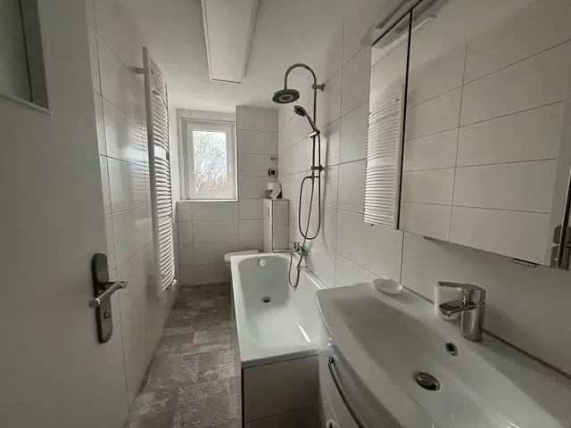 Bagno; pavimento in piastrelle, luce naturale, ristrutturato