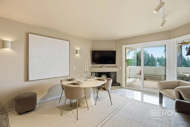 Sala de estar; vista, lareira, luz natural, estilo moderno