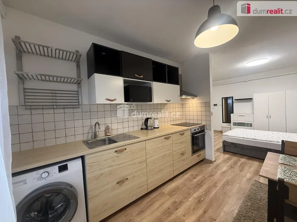 Cucina; elettrodomestici, luce naturale, stile moderno
