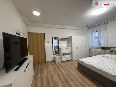 Camera da letto; pavimento in legno, luce naturale