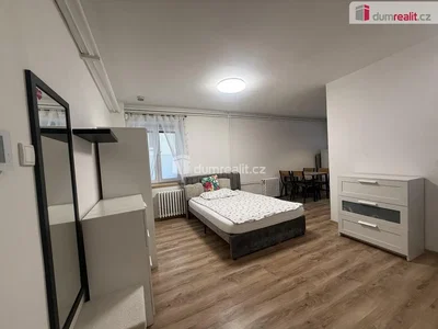 Camera da letto; pavimento in legno, luce naturale, stile moderno