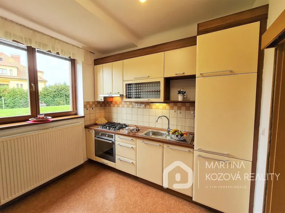 Кухиња; кухињски апарати, поглед, природно светло