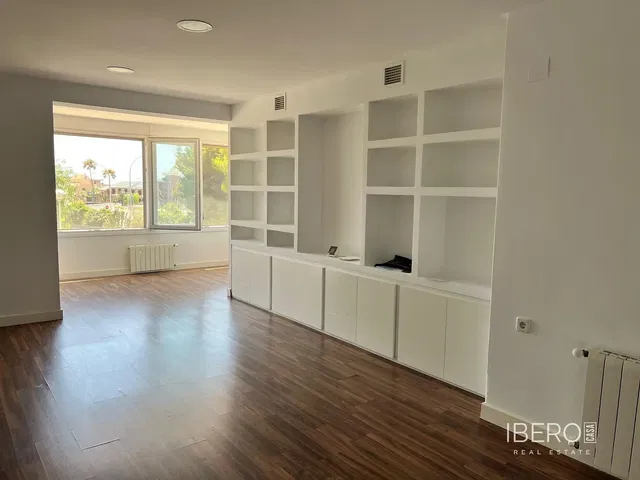 Wohnzimmer; blick, holzboden, tageslicht, renoviert