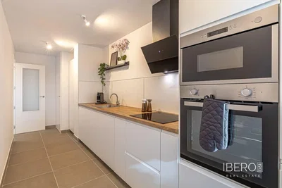 Küche; küchengeräte, fliesenboden, renoviert, tageslicht, moderner stil
