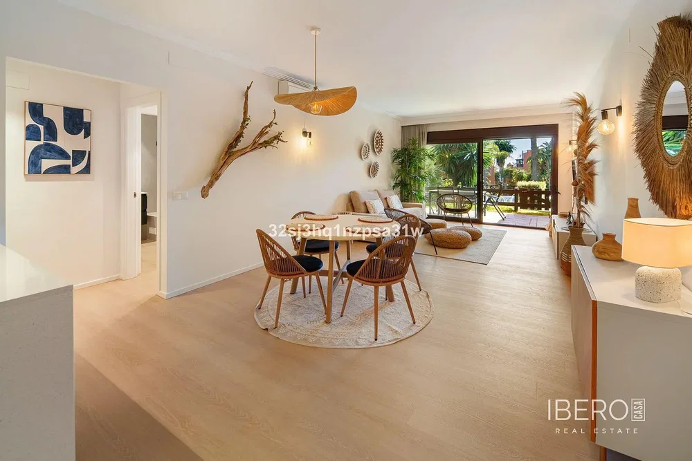 Wohnzimmer; tageslicht, moderner stil, holzboden