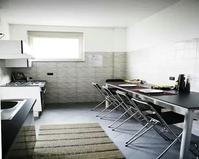 Küche; küchengeräte, fliesenboden, tageslicht