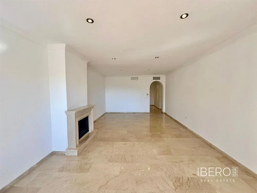 Salon; cheminée, carrelage, lumière naturelle