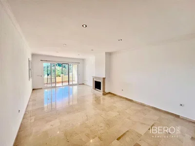 Salon; cheminée, carrelage, vue, lumière naturelle
