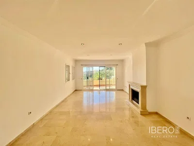 Salon; carrelage, cheminée, vue, lumière naturelle