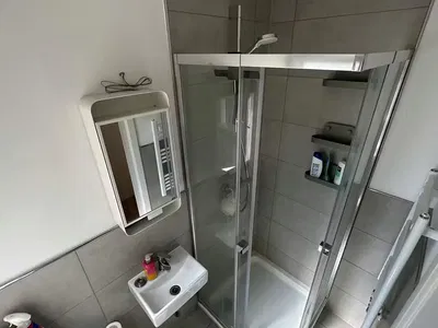 Bagno; pavimento in piastrelle, luce naturale, ristrutturato