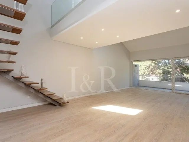 Wohnzimmer; tageslicht, holzboden, hohe decken