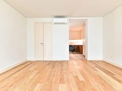 Obývací pokoj; dřevěná podlaha, přirozené světlo