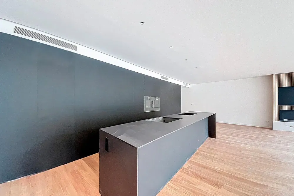 Küche; holzboden, renoviert, tageslicht