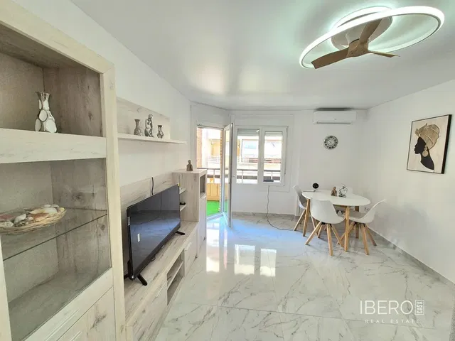 Wohnzimmer; fliesenboden, tageslicht, moderner stil