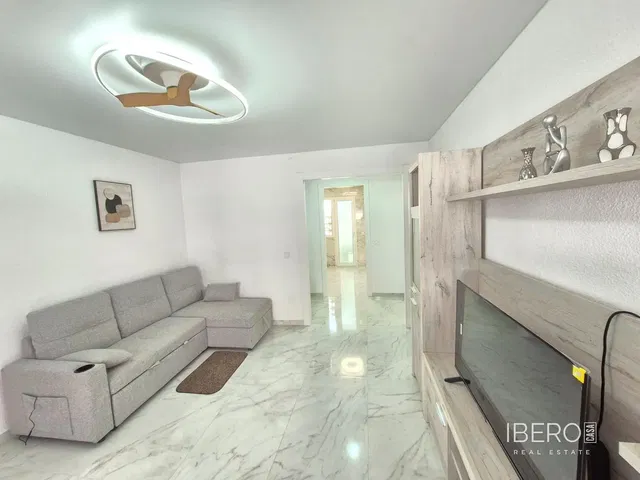 Wohnzimmer; fliesenboden, tageslicht, moderner stil