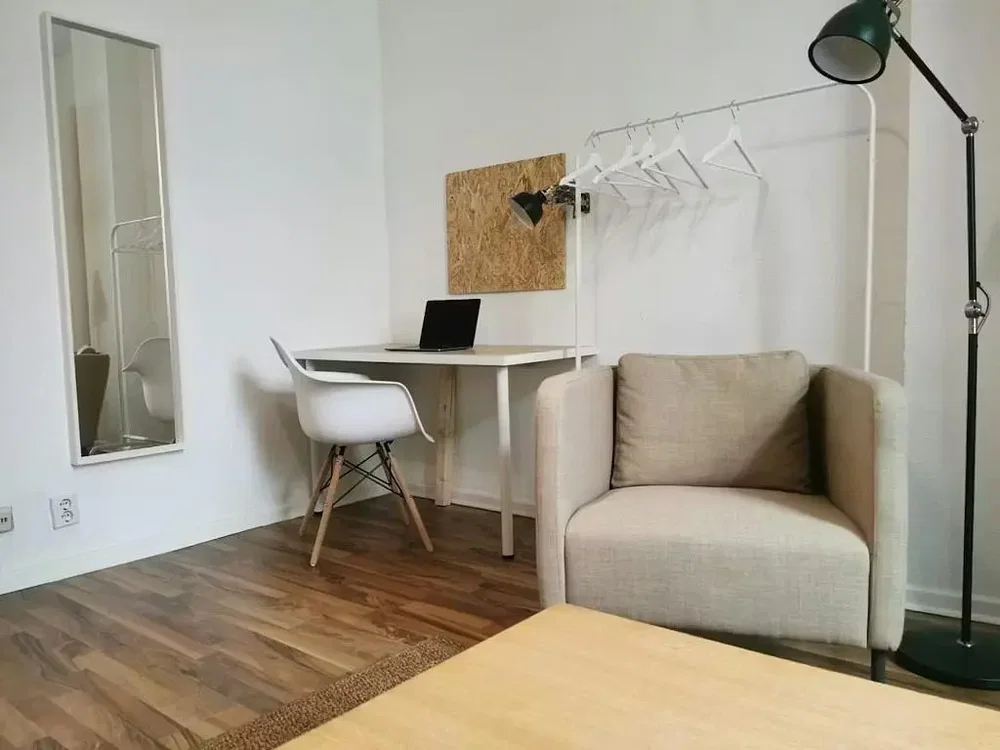 Dnevni boravak; drveni pod, prirodna svjetlost, moderan stil