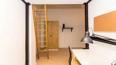 Camera dei bambini; pavimento in legno, luce naturale