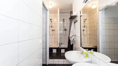 Bagno; pavimento in piastrelle, luce naturale