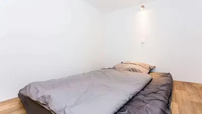 Spavaća soba; drveni pod, prirodna svjetlost