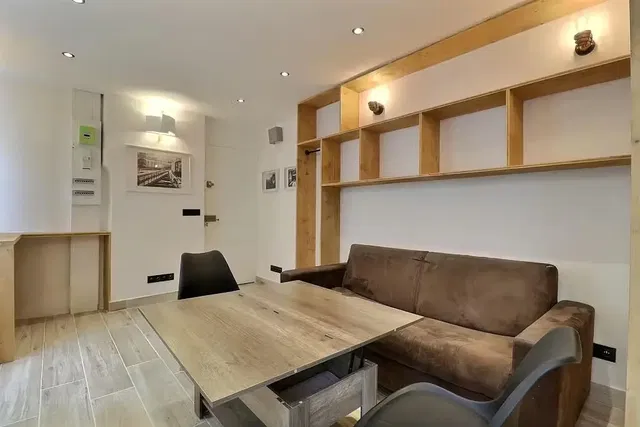 Salon; styl nowoczesny, podłoga drewniana, światło dzienne, wyremontowany