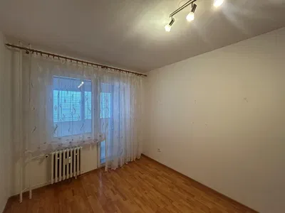 Schlafzimmer; holzboden, tageslicht