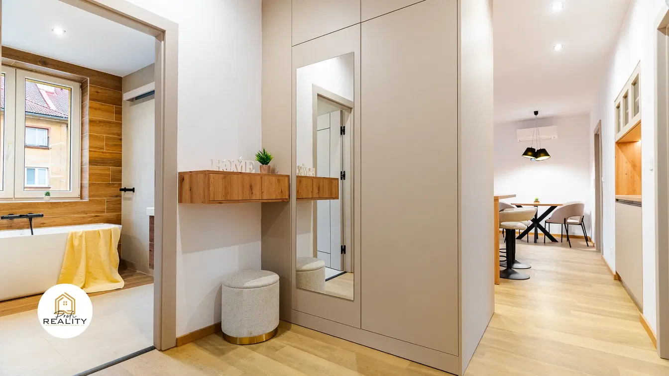 Badezimmer; tageslicht, holzboden, moderner stil, renoviert